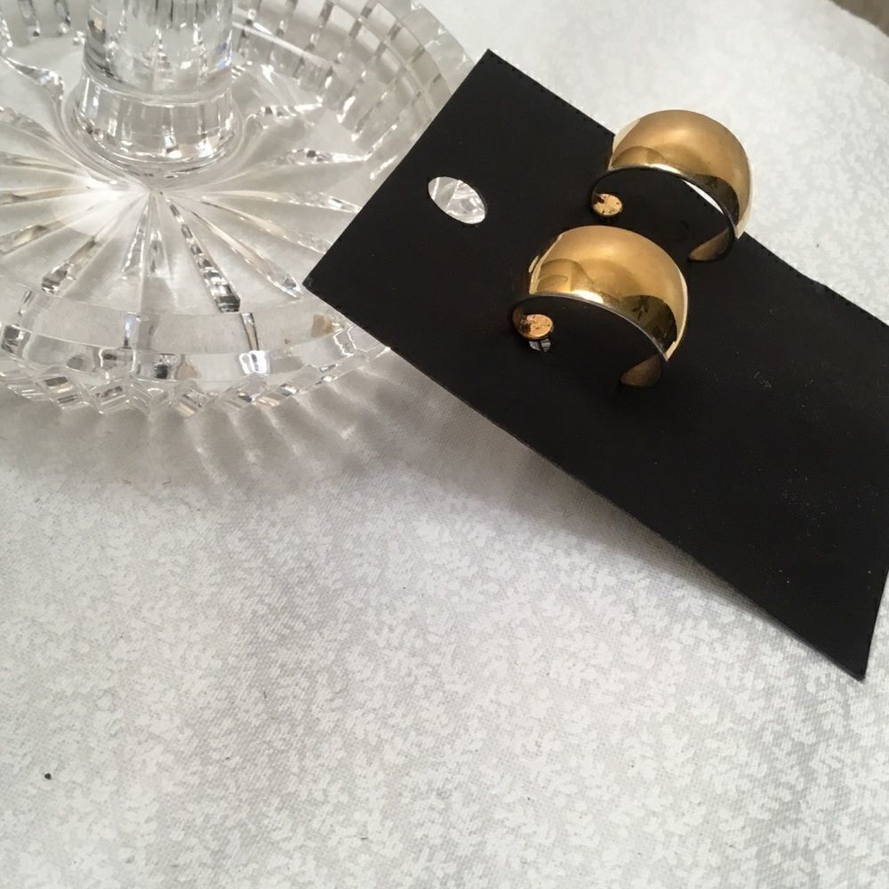 Shiny Goldtone Finish Hugger Hoops